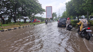Jalan Rusak dan Tergenang, Warga Minta Pemko Banda Aceh Perbaiki Drainase