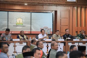 Mendagri Izinkan Kepala Daerah Manfaatkan Kayu Hanyut Bencana untuk Huntara