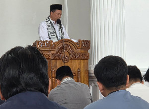 Sampaikan Khutbah Jumat di Masjid Jamik USK, Prof Agussabti Ajak Jamaah Memaknai Kebaikan Ilahi