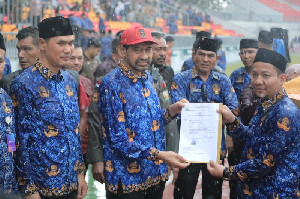 Di Tengah Hujan Deras, Mualem Serahkan SK PPPK Paruh Waktu untuk Ribuan Honorer