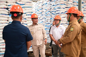 Pastikan Stok Aman Pascabanjir, Bupati Aceh Besar Tinjau Gudang Pupuk PIM