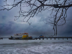 Cuaca Ekstrem Masih Berlanjut, ASDP Minta Warga Tunda Perjalanan Laut