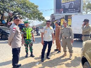 Satpol PP dan WH Himbau Pedagang Tidak Berjualan di Depan MPP Aceh Besar