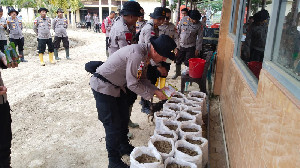 Dari Lumpur Banjir Tumbuh Harapan, Kapolda Aceh Salurkan 20 Ribu Karung Tanam