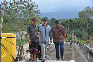 Bupati Bener Meriah Tinjau Perbaikan Jembatan Penghubung Samar Kilang