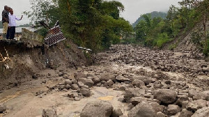 Banjir Bandang Sungai Wih Gile Surut, Gelondongan Kayu Berhasil Dibersihkan