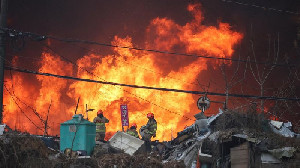 Kebakaran Landa Desa Guryong Seoul, Puluhan Warga Mengungsi