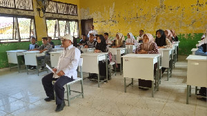 Hari Pertama Sekolah, Mendikdasmen Beri Semangat Siswa Terdampak Banjir di Aceh Tamiang