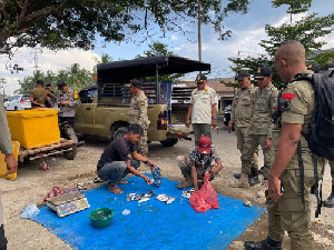 Satpol PP WH Aceh Besar Tertibkan PKL di Jembatan Lambaro