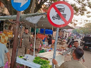 Satpol PP dan WH Aceh Besar Tertibkan PKL di Pasar Induk Lambaro