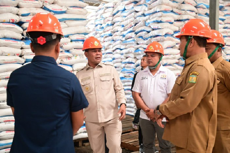 Pastikan Stok Aman Pascabanjir, Bupati Aceh Besar Tinjau Gudang Pupuk PIM