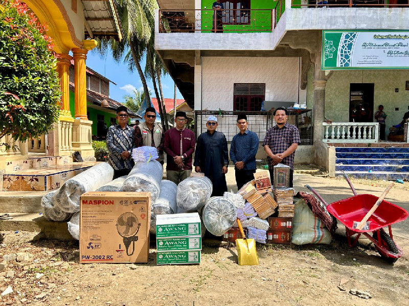 Pemerintah Aceh Serahkan Bantuan Untuk Dayah Terdampak Bencana