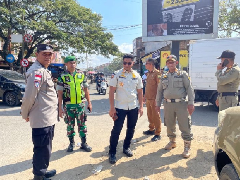 Satpol PP dan WH Himbau Pedagang Tidak Berjualan di Depan MPP Aceh Besar