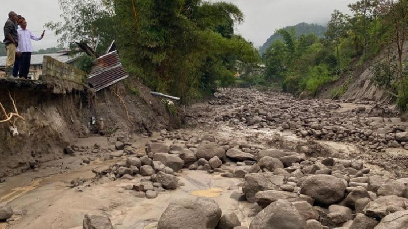 Banjir Bandang Sungai Wih Gile Surut, Gelondongan Kayu Berhasil Dibersihkan