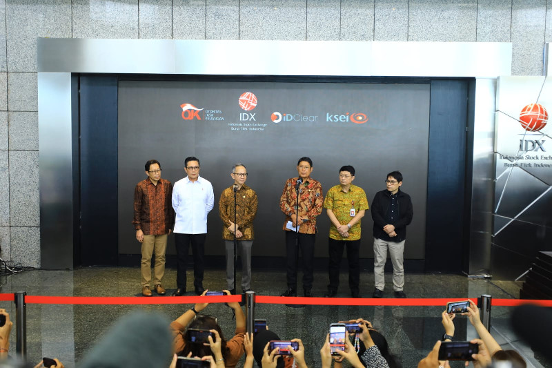 Ketua OJK dan Dua Pejabat Pengawas Mundur, Ada Apa?