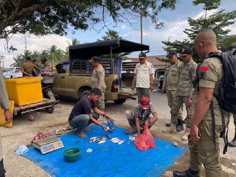 Satpol PP WH Aceh Besar Tertibkan PKL di Jembatan Lambaro