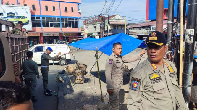 Langgar Qanun dan Picu Kemacetan, PKL di Jembatan Peunayong Ditertibkan