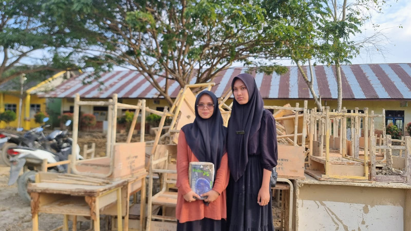 Siswa Korban Banjir di Aceh Utara Belajar di Kelas Darurat Tanpa Seragam dan Buku