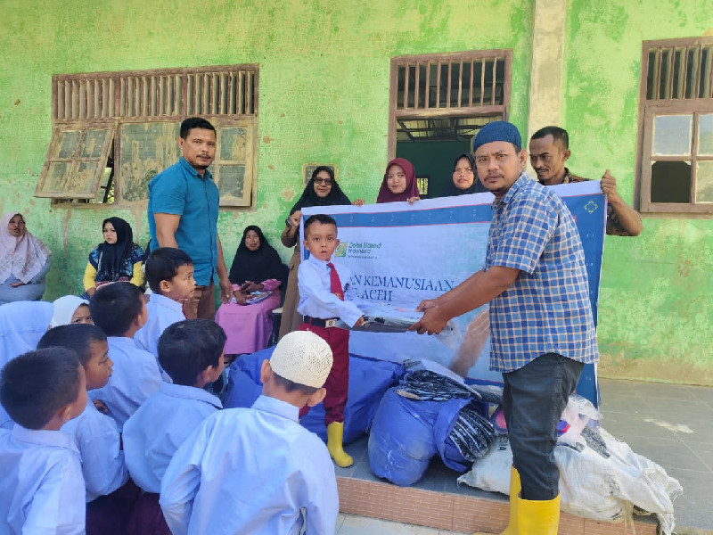 Peduli Pendidikan Pascabanjir, Dobri Narod Bantu Anak-anak Kampung Sekumur