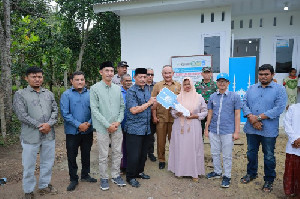 Wabup Aceh Besar Serahkan Rumah Dhuafa Tahan Gempa Hasil Kolaborasi Lembaga Sosial