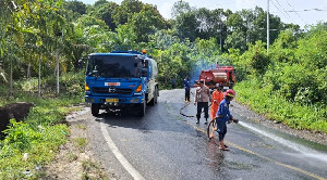 Sinergi Polsek Trumon dan BPBD Aceh Selatan Bersihkan Jalan Akibat Tumpahan CPO
