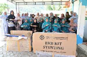 Dukung Tumbuh Kembang Anak, PKK Aceh Besar Salurkan BKB Kit Stunting