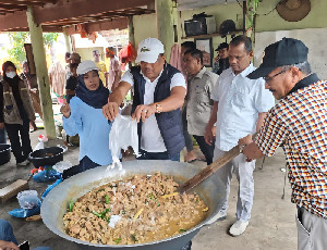 Bupati Bireuen Masak dan Makan Daging Meugang Bersama Pengungsi Banjir