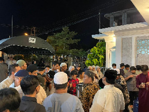 Ngopi Bareng Usai Tarawih, Jamaah Masjid Al-Wustha Tak Langsung Pulang