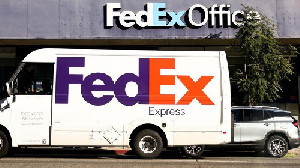 FedEx dan Produsen Ray-Ban Digugat Konsumen Terkait Tarif Impor