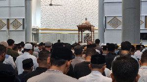 Hujan Deras, Ribuan Jamaah Antusias Salat Tarawih Perdana di Mesjid Oman Banda Aceh