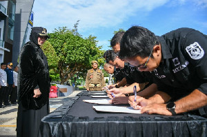 Illiza Serahkan 50 Personel Satpol PP WH ke Enam Kecamatan