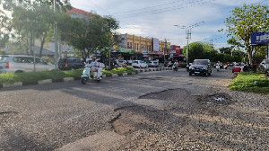 Warga Keluhkan Jalan Lamnyong-Darussalam Banda Aceh Rusak dan Berlubang