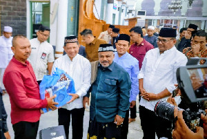 Mendagri Serahkan 500 Paket Alat Ibadah Bantuan Presiden untuk Masyarakat Aceh