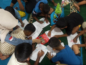 Lewat Crayon dan Kertas, Mahasiswa KKN USK Bangkitkan Keceriaan Anak-Anak di Pijay