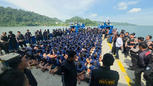 Ratusan Napi High Risk &ldquo;Disapu Bersih&rdquo;, Dikirim ke Nusakambangan! Ada Apa?