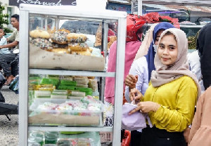 Pasar Takjil di Lambaro Dipadati Pembeli Jelang Waktu Berbuka