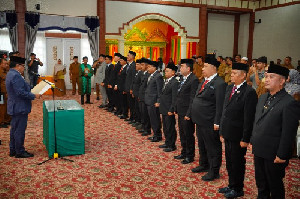 Pelantikan 13 JPT Pratama, Bupati Nagan Raya Tekankan Evaluasi Kinerja Berkala