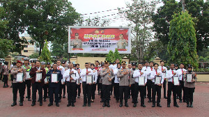Kapolresta Banda Aceh Serahkan Penghargaan Untuk 51 Personel Berprestasi