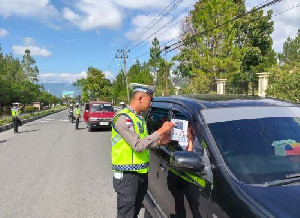 Bagi-bagi Helm Gratis di Depan Polres Bener Meriah, Ternyata Ini Tujuannya!