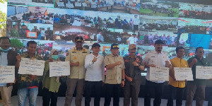 Wagub Fadhlullah Dampingi Mendagri Serahkan Bantuan Perbaikan Rumah Rusak Bencana di Aceh Tamiang