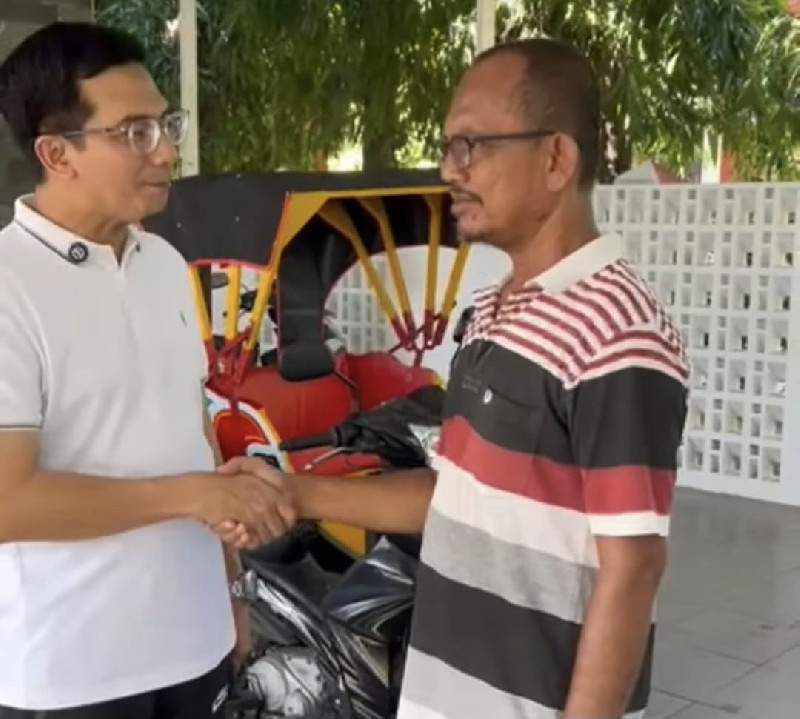 Tersenyum Haru, Pria Penyintas Stroke di Banda Aceh Terima Becak dari Ketua DPRK