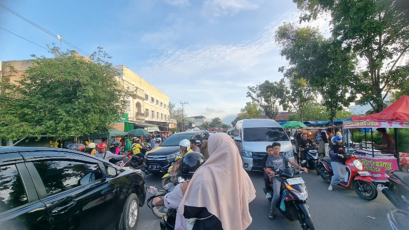 Ngabuburit Ramadan, Jalan Syiah Kuala-Lamdingin Macet Parah Tanpa Penjagaan Polisi