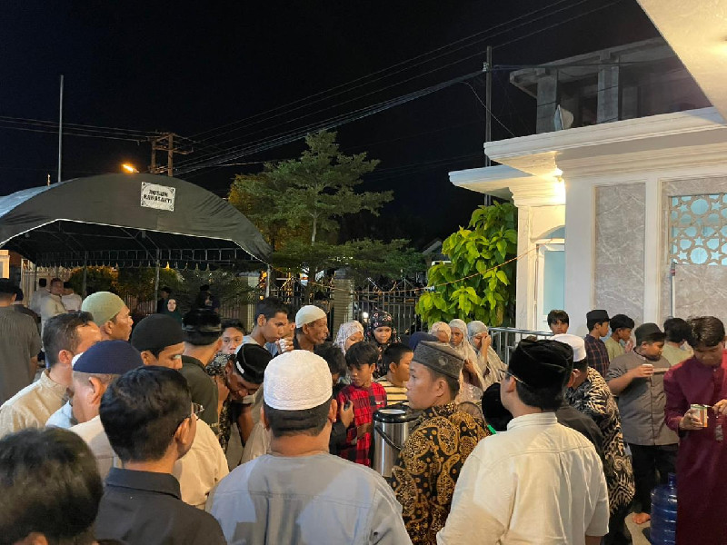 Ngopi Bareng Usai Tarawih, Jamaah Masjid Al-Wustha Tak Langsung Pulang