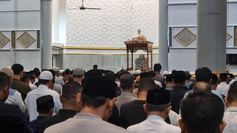 Hujan Deras, Ribuan Jamaah Antusias Salat Tarawih Perdana di Mesjid Oman Banda Aceh