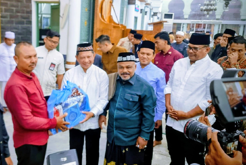 Mendagri Serahkan 500 Paket Alat Ibadah Bantuan Presiden untuk Masyarakat Aceh