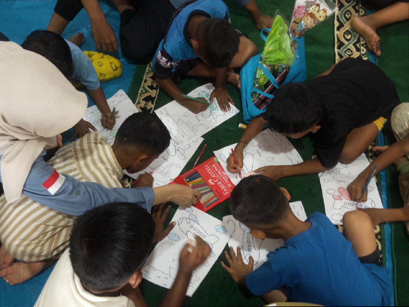 Lewat Crayon dan Kertas, Mahasiswa KKN USK Bangkitkan Keceriaan Anak-Anak di Pijay