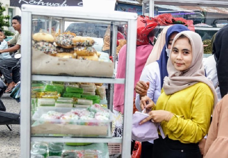 Pasar Takjil di Lambaro Dipadati Pembeli Jelang Waktu Berbuka