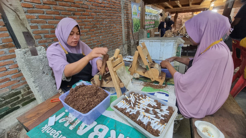 Rokok Kretek Tangan Asal Aceh Kian Laris dan Banyak Diminati Konsumen