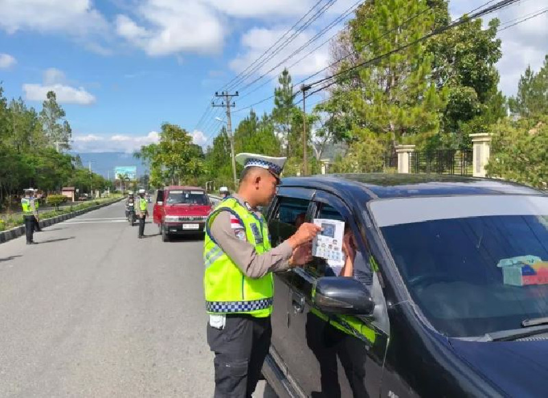 Bagi-bagi Helm Gratis di Depan Polres Bener Meriah, Ternyata Ini Tujuannya!
