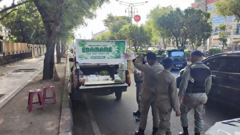 Jualan Edamame di Depan DPRA, PKL Ini Kena Sita Satpol PP